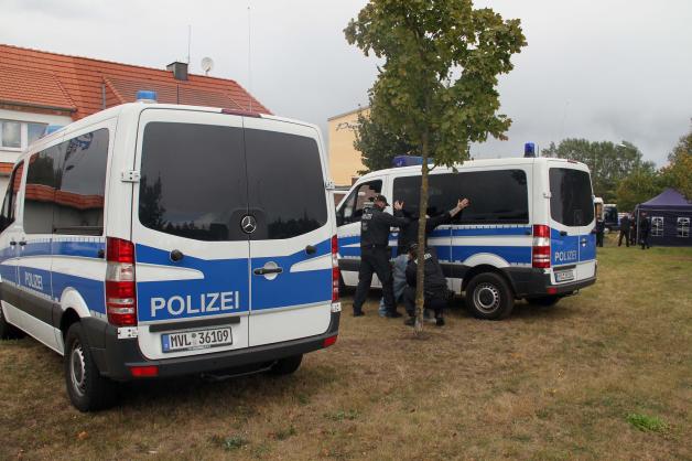 Polizei-Großkontrollen rund um Hells-Angels-Eröffnungsfeier in Rostock - Zahlreiche Beamte am Petri- und Dierkower Damm im Einsatz