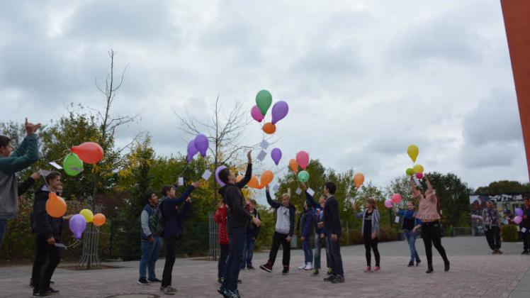 Rund um die Welt sollen die Ballons der Schüler fliegen, die sie am Tag der offenen Tür steigen ließen. Fotos:  