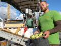Frisch gepressten Apfelsaft aus selbst gesammelten Früchten konnten die Besucher bei David Henes bekommen, der in die mobile Saftpresse eimerweise Äpfel kippte.    
