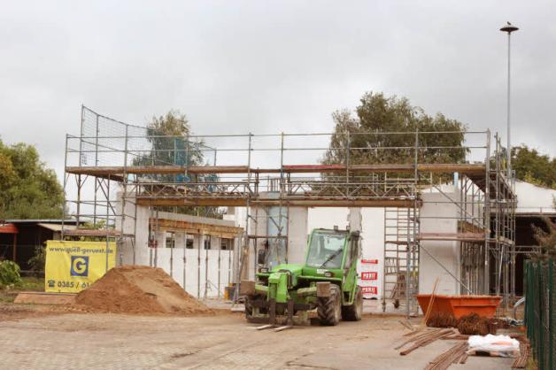 Das Gerätehaus der Freiwilligen Feuerwehr Warnitz wird nicht nur saniert, sondern auch erweitert. Fotos: Christina köhn Das Gerätehaus der Freiwilligen Feuerwehr Warnitz wird nicht nur saniert, sondern auch erweitert. Fotos: Christina köhn
