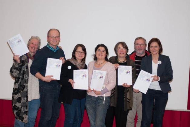 Die sechs "Für ein buntes Flensburg-Bücher": (von links nach rechts): Janet Kaiser, Pelle Hansen, Ellen Kittel-Wegner, Nazli Süchting, Barbara Winkler, Uwe Krull, Simone Lange  