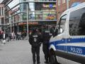 Die Polizei setzt ihre starke Präsenz in der Innenstadt fort.   Fotos: klawitter (2) 