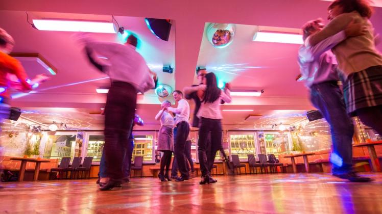 Mehrere Paare tanzen am 19.01.2015 in einer Tanzschule. Tanzen findet in Brandenburg immer mehr Anhänger. Foto: Marc Müller