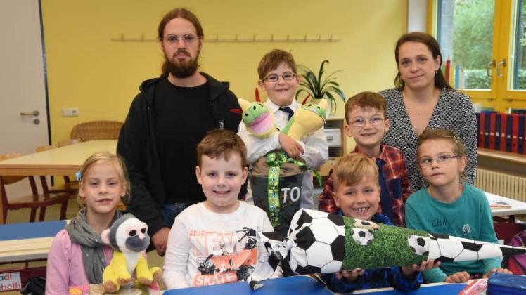 Setzen die Geschichte des Förderzentrums fort: die Schüler der Klasse 1a mit Lehrerin Eva Paulus und Erzieher Andreas Jentz. Insgesamt wurden elf Kinder im September eingeschult.  