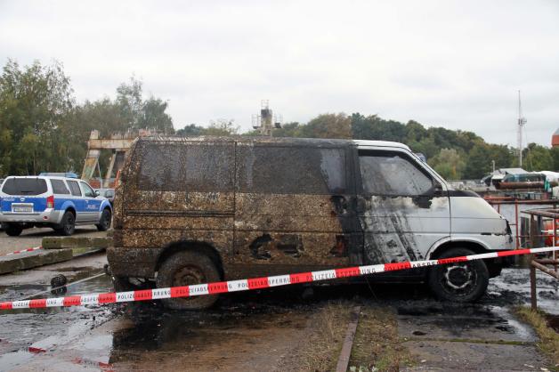 Erneuter Fund auf Warnow-Grund: Polizeitaucher bergen zwei Transporter aus Rostocker Warnow - ein Fahrzeug lag mindestens 13 Jahre im Wasser