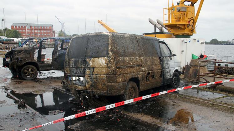 Erneuter Fund auf Warnow-Grund: Polizeitaucher bergen zwei Transporter aus Rostocker Warnow - ein Fahrzeug lag mindestens 13 Jahre im Wasser Erneuter Fund auf Warnow-Grund: Polizeitaucher bergen zwei Transporter aus Rostocker Warnow - ein Fahrzeug lag mindestens 13 Jahre im Wasser