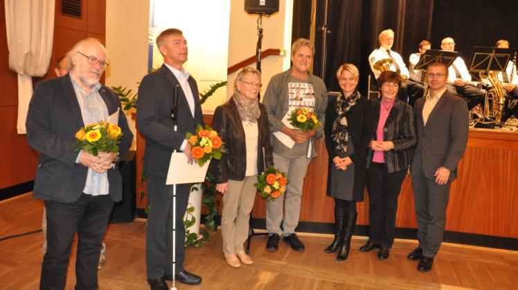 Ehrenamts-Diplome erhielten Eckhard Bergmann (Parchim), Bernd Thieke (Hagenow), Edeltraut Kinzel (Techentin) und Norbert Wiencke (Parchim) Sozialministerin Birgit Hesse, Karin Guhlke (Netzwerk freiwilliges Engagement in MV) und Bundestagsabgeodneter Frank Jungen gratulierten (v. l.)  