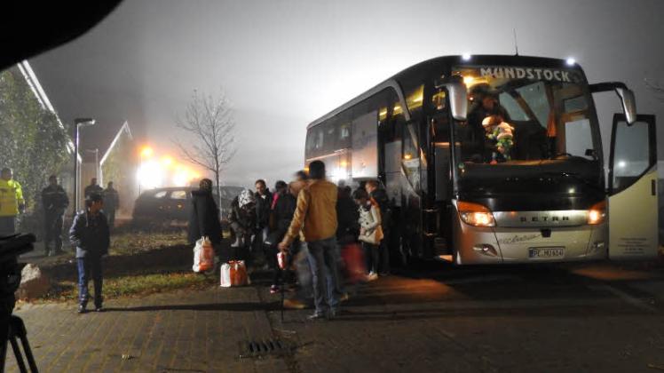 Die Ankunft des ersten Busses in Sumte am Abend des 3. November 2015