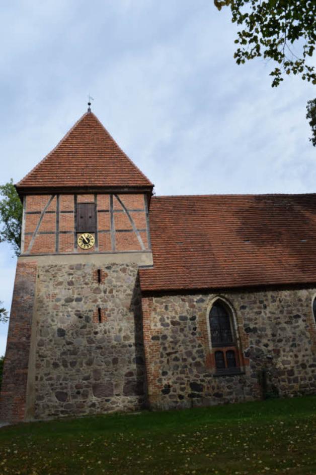 Die goldene Uhr ist Wahrzeichen der Kirche zu Baumgarten.  Fotos: Tore Degenkolbe 