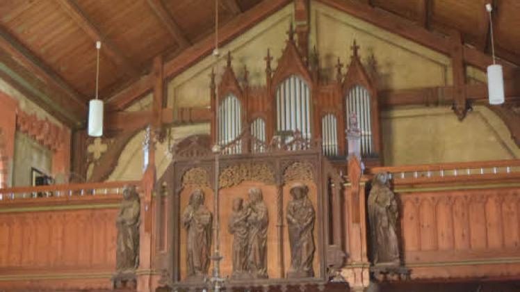 Diese geschnitzten Figuren zierten früher den Altar. 