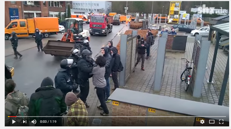 Das Youtube-Video von shz.de dokumentiert den Einsatz der Polizei. 