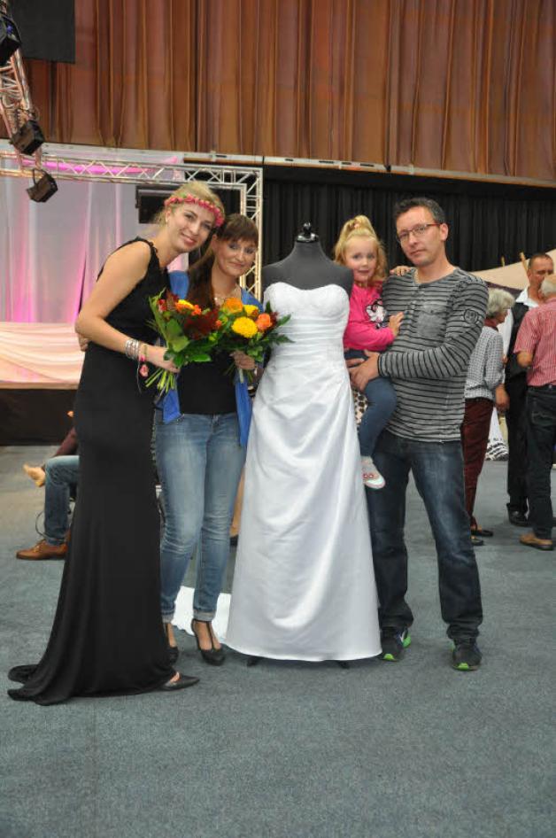 Auf der Hochzeitsmesse in der Schweriner Sport- und Kongresshalle ließen Anne-Katrin und Mathias Kisch das Brautkleid vom Juni 2015 für einen guten Zweck versteigern. Moderatorin Andrea Sparmann (l.) legte privat noch 500 Euro dazu. Auf der Hochzeitsmesse in der Schweriner Sport- und Kongresshalle ließen Anne-Katrin und Mathias Kisch das Brautkleid vom Juni 2015 für einen guten Zweck versteigern. Moderatorin Andrea Sparmann (l.) legte privat noch 500 Euro dazu.