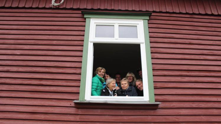 Ein Teil der  rührigen Einwohner Ziegendorfs in „ihrem“ Pfarrhaus 