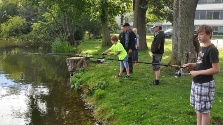 Schnupperangeln am Wockersee in Parchim. Die Petrijünger bemühen sich, mehr junge Leute für das Hobby zu gewinnen.  