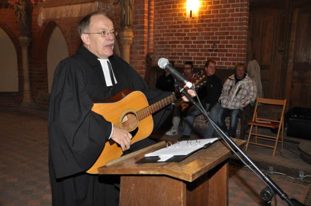 Martin Scriba, Landespastor der Diakonie, griff in seiner Predigt zur Gitarre und stimmte mit den Gästen Gerhard Schönes Lied an „Wenn du glücklich bist“. Martin Scriba, Landespastor der Diakonie, griff in seiner Predigt zur Gitarre und stimmte mit den Gästen Gerhard Schönes Lied an „Wenn du glücklich bist“.
