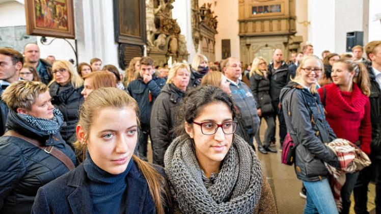 Erwartungsvoll lauschen die jungen Studenten in der Marienkirche den Beiträgen von Uni-Rektor, Oberbürgermeister und Gastrednern. Viele Eltern und Großeltern haben ihre Schützlinge zur feierlichen Immatrikulation begleitet. Erwartungsvoll lauschen die jungen Studenten in der Marienkirche den Beiträgen von Uni-Rektor, Oberbürgermeister und Gastrednern. Viele Eltern und Großeltern haben ihre Schützlinge zur feierlichen Immatrikulation begleitet.