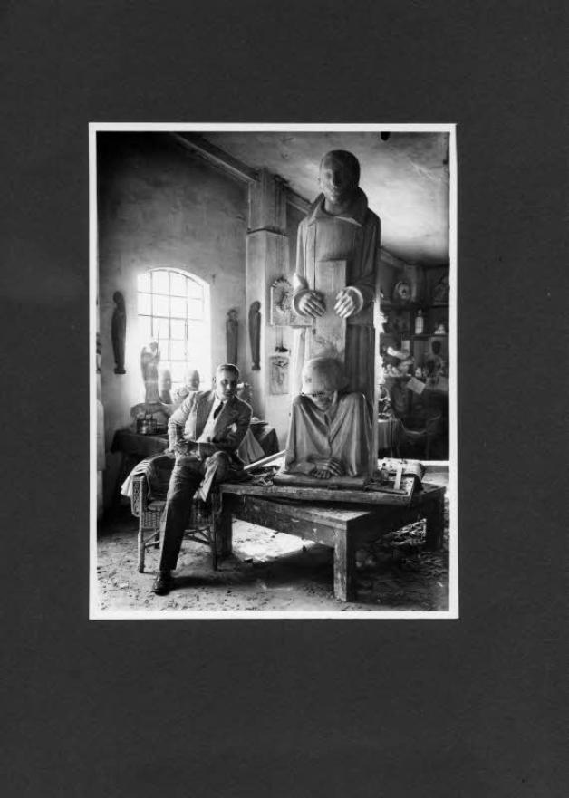 Bernhard A. Böhmer im Jahr 1929 mit dem Kunstwerk „Magdeburger Ehrenmal“ von Ernst Barlach in Güstrow