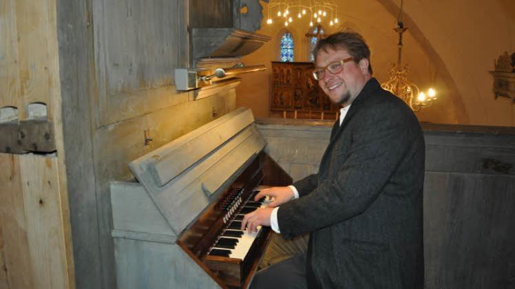 Stolz auf die restaurierte Orgel in der Kirche in Zehna: Pastor Jonas Görlich. 