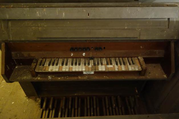 Zerstörter Spieltisch der Orgel vor der Restaurierung