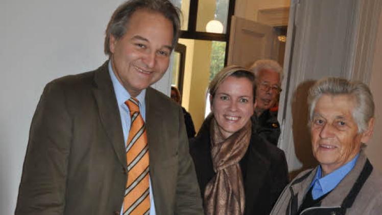 Zum Geburtstag und als Dankeschön überreichte der Ortsvorsteher (r) dem Hausherren und der Projektleiterin eine große Torte.  