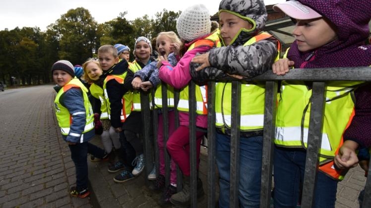 Ob an der Bushaltestelle oder an der Straße: Mit den leuchtenden Westen sind die Kinder gut sichtbar. Fotos: volker bohlmann 