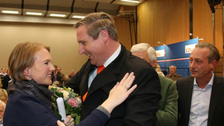 Christian von Boetticher, ehemaliger CDU-Landeschef, gratulierte Melanie Bernsteins als einer der ersten. Rechts steht ihr Ehemann Dr. Axel Bernstein, Landtagsabgeordneter der CDU. 