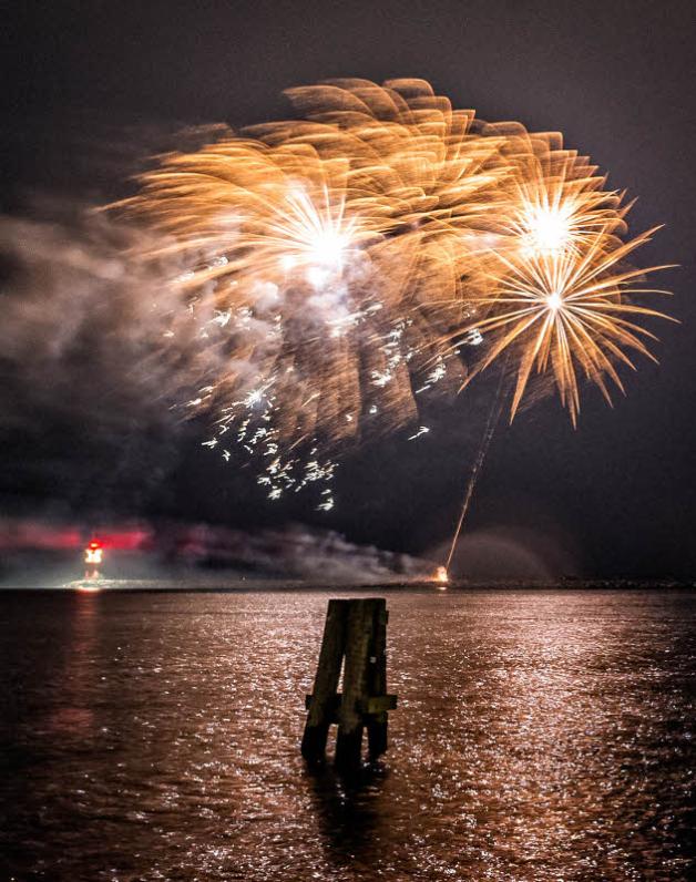 Weithin sichtbar erleuchtete das Feuerwerk den Himmel über der Ostsee und setzte den Schlusspunkt für die diesjährige Kreuzfahrtsaison in Warnemünde. Weithin sichtbar erleuchtete das Feuerwerk den Himmel über der Ostsee und setzte den Schlusspunkt für die diesjährige Kreuzfahrtsaison in Warnemünde.