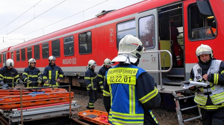 Bei einem simulierten  Bahnunfall proben die Rostocker Rettungsdienste den Ernstfall. Rund 150 Helfer waren am Sonnabend an der Übung beteiligt.