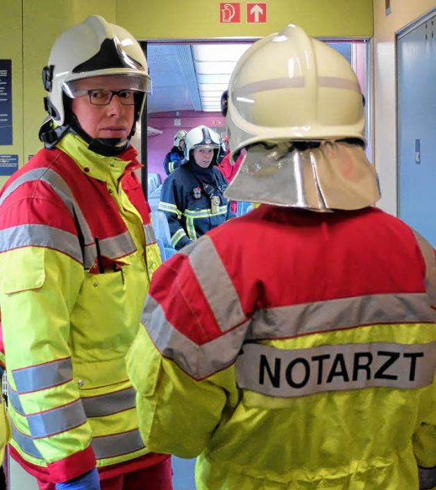 Bereits im Zug erfolgte die Versorgung der Patienten durch die Rostocker Notärzte. Fotos: Michaela Kleinsorge Bereits im Zug erfolgte die Versorgung der Patienten durch die Rostocker Notärzte. Fotos: Michaela Kleinsorge