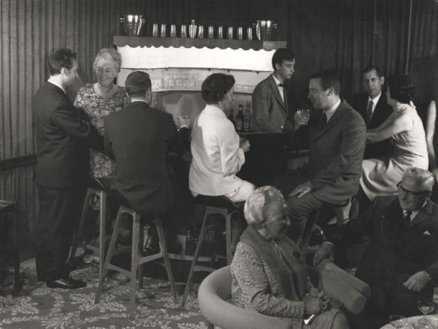 Schon in der Nachkriegszeit war die Bar in der Westerländer Spielbank ein beliebter Treffpunkt, sowohl für Urlaubsgäste als auch für Einheimische. 