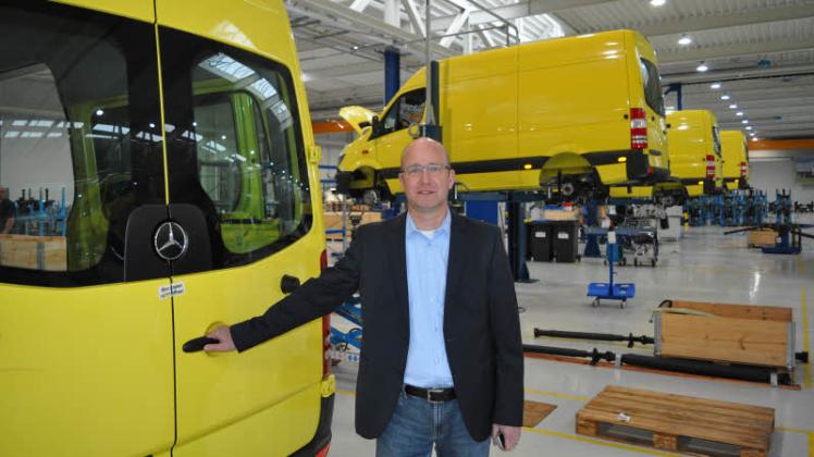 Betriebsleiter Jan Leipholz  mit den Transportern die gerade in Laage für Ägypten umgebaut werden.  
