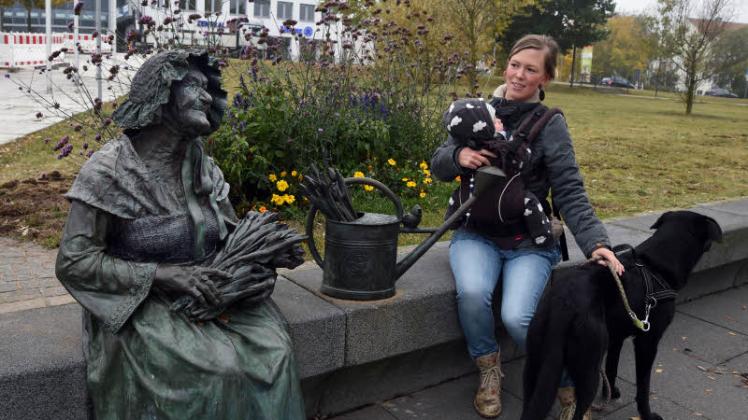Zu Blumenfrau Bertha Klingberg an der Burgseepromenade setzen sich gern Besucher.  