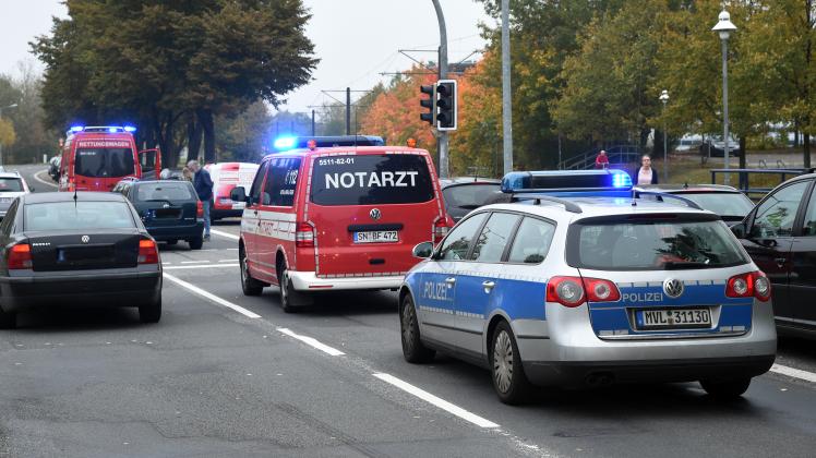 Rettungskräfte leisten auf der Ludwigsluster Chaussee erste Hilfe für einen Achtjährigen.