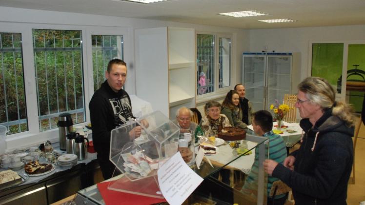 Er packt immer wieder mit an: Nino Kielmann (l.) half auch beim zweiten Baustellencafé am Ausschank.   