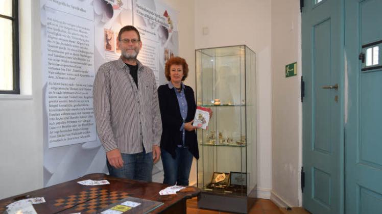 Im Krummen Haus präsentieren Ralf Bruse und Annette Hübner unter anderem das Buch zur Ausstellung.   