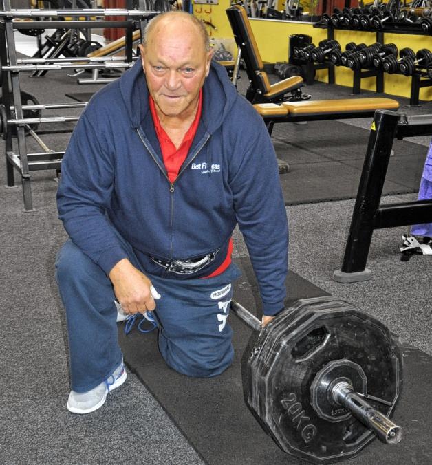 Soviel Fleiß wird mit Gold belohnt: Jeden Tag stemmt Kraftsportler Hansjürgen Kuhlmey im Fitnessstudio Eisen – mit 75 Jahren! Und die Anstrengungen haben sich gelohnt – der vierfache Opa ist Weltmeister sowohl im Bankdrücken als auch Kreuzheben. Warum sich seine Frau freut, wenn er sie zum Sport verlässt, und wieso ihm im Studio nie langweilig wird. Soviel Fleiß wird mit Gold belohnt: Jeden Tag stemmt Kraftsportler Hansjürgen Kuhlmey im Fitnessstudio Eisen – mit 75 Jahren! Und die Anstrengungen haben sich gelohnt – der vierfache Opa ist Weltmeister sowohl im Bankdrücken als auch Kreuzheben. Warum sich seine Frau freut, wenn er sie zum Sport verlässt, und wieso ihm im Studio nie langweilig wird.