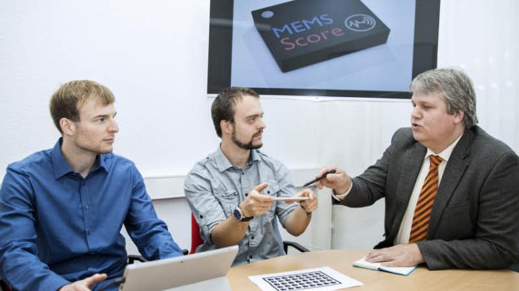 Fachgespräch: Professor Christian Haubelt (r.) diskutiert mit den beiden Forschern Dr. Lars Middendorf (l.) und Nils Büscher die Funktionsweise der MEMS Score App. Fotos: Thomas Rahr/Uni Rostock Fachgespräch: Professor Christian Haubelt (r.) diskutiert mit den beiden Forschern Dr. Lars Middendorf (l.) und Nils Büscher die Funktionsweise der MEMS Score App. Fotos: Thomas Rahr/Uni Rostock