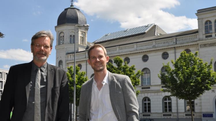 Arbeiten Hand in Hand an der inhaltlichen Ausrichtung des Landesmuseums, das in das Haus der Societät ziehen könnte (Hintergrund): Detlef Jantzen (l.) und Prof. Hans-Jörg Karlsen.  