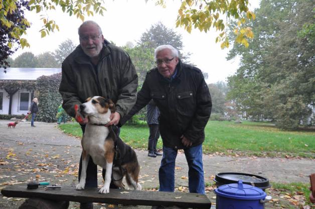 Kümmert sich ehrenamtlich um Hunde wie Margo: Stefan Klitz (l.) mit Hans Joachim Schramm, der Margo ein neues Zuhause geben will.