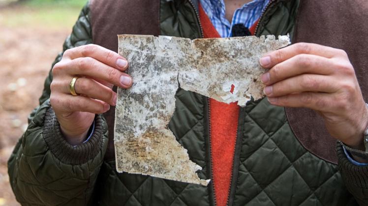 Grundstücksbesitzer und  Hotelbetreiber Erich-Alexander Hinz zeigt Reste des alten Fotos, das gefunden wurde.   