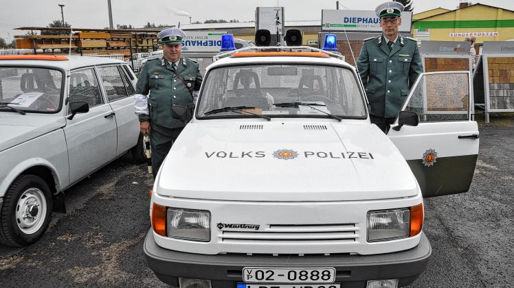 „Weiße Mäuse“: Horst Gust (l.) und Ulf Haberecht in Uniform der Volkspolizei und mit originalem Polizeifahrzeug von 1989