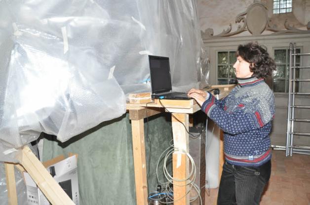 Restauratorin Mandy Breiholdt prüft am Rechner Sauerstoffgehalt und Temperatur innerhalb des Folienzeltes.  Fotos: Rüdiger Rump 