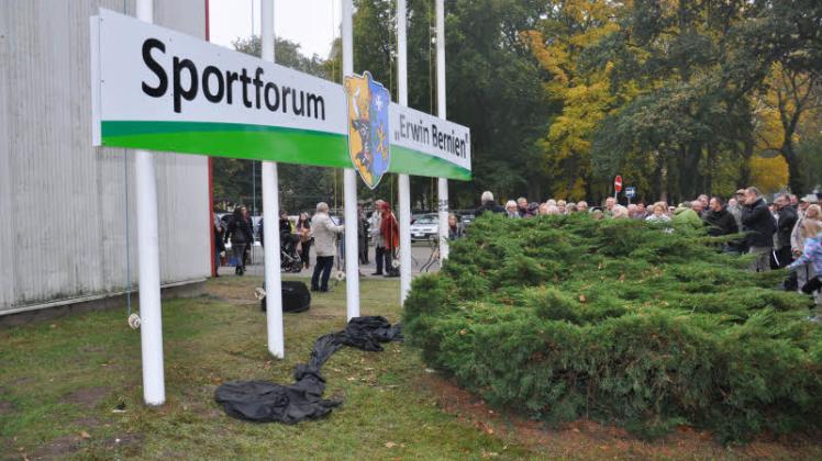 Gerade ist das Schild unweit der Sporthalle Techentiner Straße enthüllt worden. Rund 100 Menschen nahmen an der kleinen Feierstunde teil. Fotos: Uwe Köhnke 
