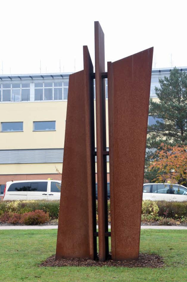 Der ungarische Bildhauer Nagami schuf diese Säule. Sie steht vor dem Klinikum.