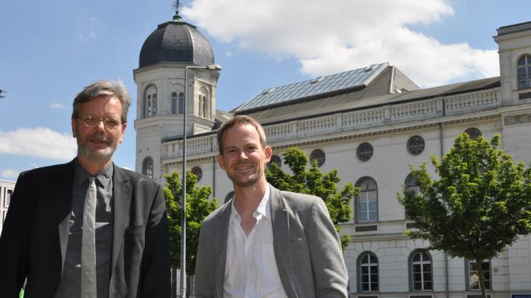 An der inhaltlichen Ausrichtung des Landesmuseums, das in das Haus der Societät ziehen könnte (Hintergrund), arbeiten Detlef Jantzen (l.) und Prof. Hans-Jörg Karlsen Hand in Hand.  