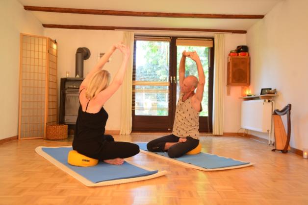 Dehnung gehört zum Yoga ebenso wie die Atmung. Dehnung gehört zum Yoga ebenso wie die Atmung.