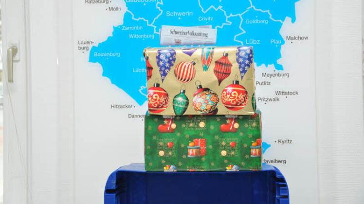 In der Geschenkaktion „Weihnachten im Schuhkarton“ wurden gestern die ersten beiden Päckchen in der SVZ-Lokalredaktion in Sternberg abgegeben.  