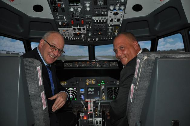 Beim Jungfernflug im originalgetreuen Boeing 737-Cockpit macht Rostocks Oberbürgermeister Roland Methling (l.) an der Seite des Piloten Björn Kohlhaas eine gute Figur. Fotos: Kazi Beim Jungfernflug im originalgetreuen Boeing 737-Cockpit macht Rostocks Oberbürgermeister Roland Methling (l.) an der Seite des Piloten Björn Kohlhaas eine gute Figur. Fotos: Kazi