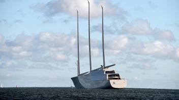 Die „Sailing Yacht A“ auf einer Probefahrt auf der Kieler Förde.