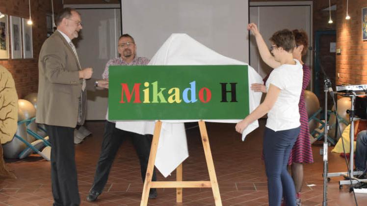 Das Namensschild für die Schule mit der Aufschrift „Mikado H“ wird enthüllt.